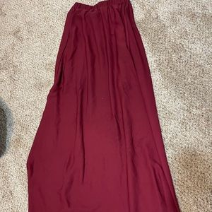 Maxi skirt with black underlay no slit on the side but it is loose at the bottom